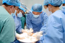 Chủ quan con quấy khóc không ngờ xoắn ruột nguy hiểm