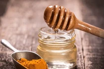 Mẹo giảm quầng thâm mắt tại nhà với mật ong