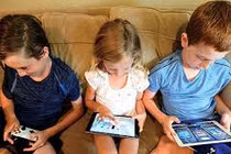 Trẻ chậm nói vì chơi thiết bị điện tử