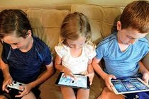 Trẻ chậm nói vì chơi thiết bị điện tử