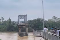 Chi hơn 9 tỷ đồng trục vớt cầu Phong Châu và phương tiện gặp nạn