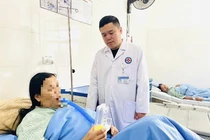 Cứu sống thành công bệnh nhân mắc ổ cặn và dày dính màng phổi 