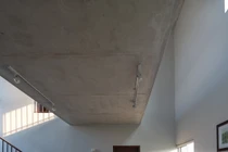 Thiết kế độc đáo, nhà bê tông thô mộc đẹp “sững sờ” trên báo Tây 