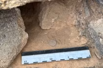 Kho báu tiền cổ La Mã lộ diện sau trận mưa lớn