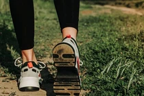 6 thói quen đi bộ có hại cần dừng lại ngay lập tức