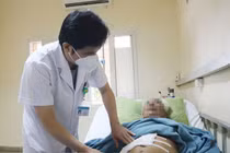 Chướng bụng, khó tiêu nghĩ bệnh tuổi già... không ngờ u gan "khủng"