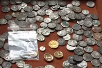 Thanh niên bất ngờ tìm thấy "kho báu" khổng lồ trên cánh đồng