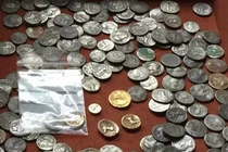 Thanh niên bất ngờ tìm thấy "kho báu" khổng lồ trên cánh đồng