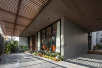 Chiêm ngưỡng ngôi nhà nhiệt đới chứa cả “khu rừng” bên trong