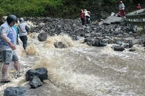 CSGT ở Hà Giang trắng đêm ứng cứu du khách, người dân