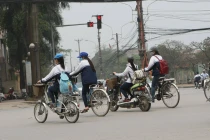 Con trẻ đi học trên đường làm sao để an toàn?