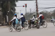 Con trẻ đi học trên đường làm sao để an toàn?