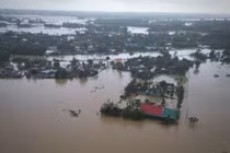 Sông Trà Câu vượt báo động 3, người dân chạy lũ 