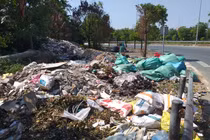 Rác và phế thải xây dựng ngập vỉa hè, tràn đường