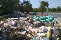Rác và phế thải xây dựng ngập vỉa hè, tràn đường