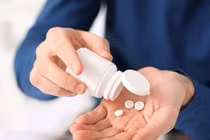 Lý do phải uống thuốc đúng giờ, tránh “tiền mất tật mang” 