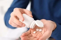 Lý do phải uống thuốc đúng giờ, tránh “tiền mất tật mang” 