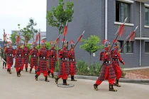 Vì sao ngọn giáo của binh sĩ xưa luôn có tua đỏ? 