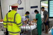 CSGT chở bé 7 tháng tuổi đang co giật vào bệnh viện cấp cứu kịp thời