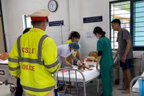 CSGT chở bé 7 tháng tuổi đang co giật vào bệnh viện cấp cứu kịp thời