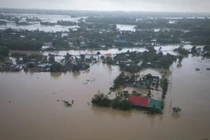 Sông Trà Câu vượt báo động 3, người dân chạy lũ 