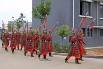 Vì sao ngọn giáo của binh sĩ xưa luôn có tua đỏ? 