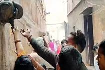 Chen lấn xếp hàng uống nước thánh, tá hỏa khi biết sự thật phũ phàng