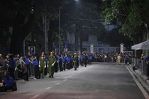 Dòng người xếp hàng viếng Tổng Bí thư Nguyễn Phú Trọng dài cả cây số