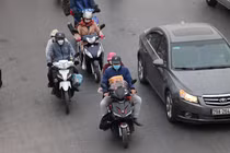 Người dân đồ đạc lỉnh kỉnh rời thành phố về quê ăn Tết