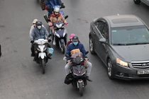 Người dân đồ đạc lỉnh kỉnh rời thành phố về quê ăn Tết