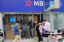 Chuyển đổi số, cây ATM hiếm hoi ở Hà Nội đông đúc ngày cận Tết