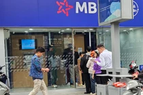 Chuyển đổi số, cây ATM hiếm hoi ở Hà Nội đông đúc ngày cận Tết