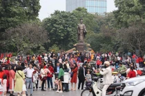 Người dân Thủ đô tưng bừng du Xuân đầu năm