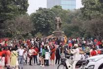 Người dân Thủ đô tưng bừng du Xuân đầu năm