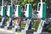 Giá điện tăng, phí sạc xe điện thế nào?