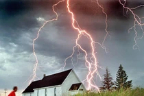 Trong cơn dông bão, tắm bồn cũng nguy hiểm