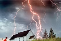 Trong cơn dông bão, tắm bồn cũng nguy hiểm