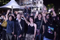 ‘Đu’ lễ hội như người Hà Nội: Sáng về tuổi thơ, tối quẩy show hết mình