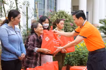 KienlongBank trao tặng hơn 8.000 phần quà cho bà con đón Tết Giáp Thìn 2024