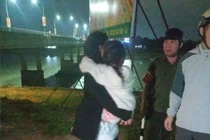 Ngăn chặn người phụ nữ ôm con có ý định tự tử 