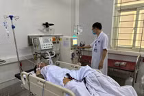 Suýt mất mạng vì... uống rượu không rõ nguồn gốc