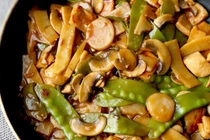 Gợi ý 4 món xào giòn ngọt từ đậu Hà Lan, ăn là mê