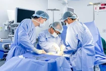 Đi khám sức khỏe, bé gái 13 tuổi phát hiện khối u buồng trứng