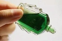 Suýt mù vì... nhỏ nhầm dầu gió vào mắt