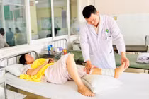 Người phụ nữ bị gãy lún xương mắt cá chân khi chơi nhảy dây