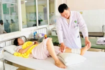 Người phụ nữ bị gãy lún xương mắt cá chân khi chơi nhảy dây