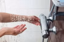 Liệt mặt, méo miệng vì... thói quen tắm đêm sau uống rượu