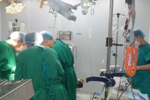 Nam sinh 15 tuổi bị xoắn tinh hoàn do va chạm trong lúc đá bóng