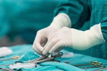 Người đàn ông vỡ đôi tinh hoàn vì con trai dùng đồ chơi đập trúng