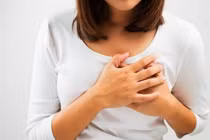 Bong tróc nhũ hoa tưởng dấu hiệu tiền mãn kinh, đi khám hóa ung thư vú